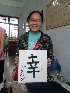 ベトナムの日本語学校の学生とのワークショップにて-6