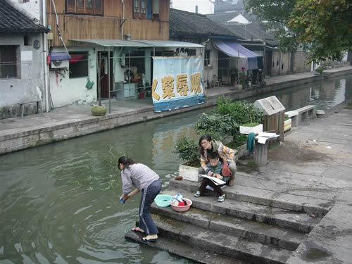 水路で洗濯