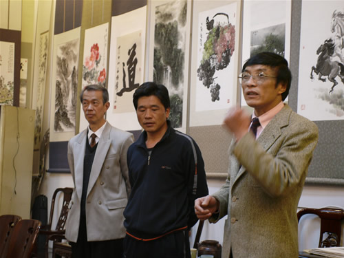 西冷印社の代表の方(右）と中国側の書家(左）、篆刻家(中央）